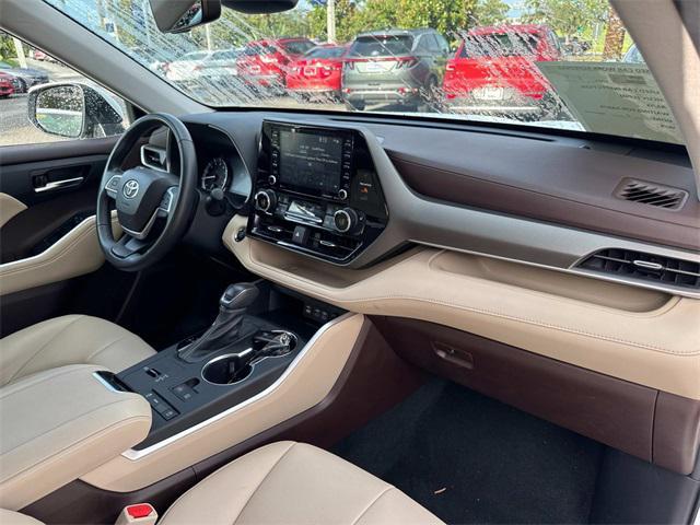 used 2022 Toyota Highlander car, priced at $35,499