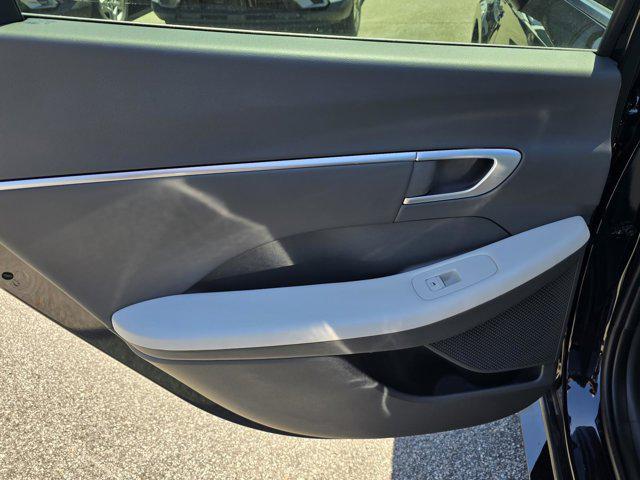 new 2025 Hyundai Sonata Hybrid car, priced at $33,075
