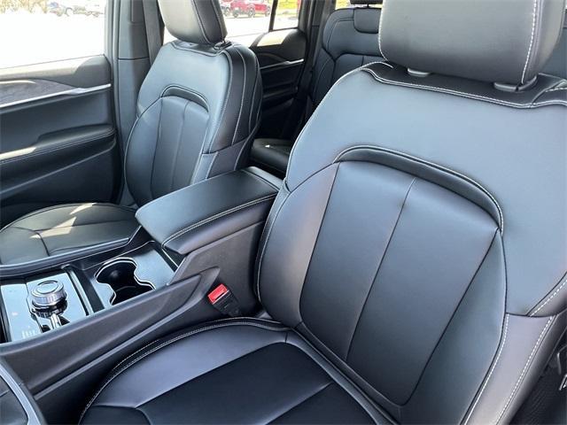 new 2025 Jeep Grand Cherokee car, priced at $52,140
