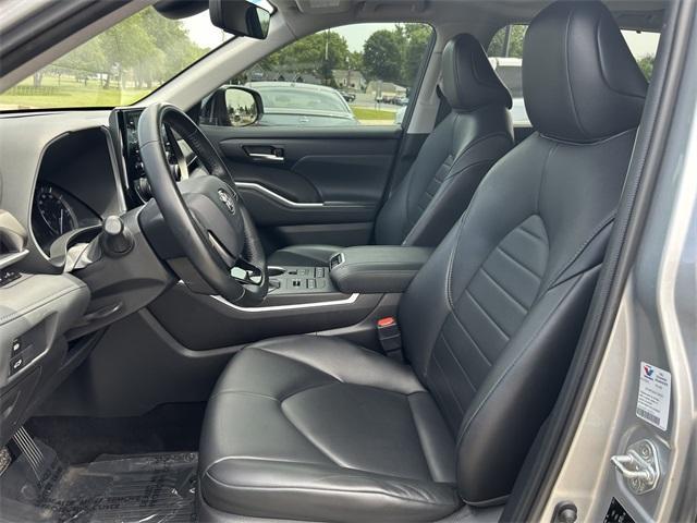 used 2021 Toyota Highlander car, priced at $30,995