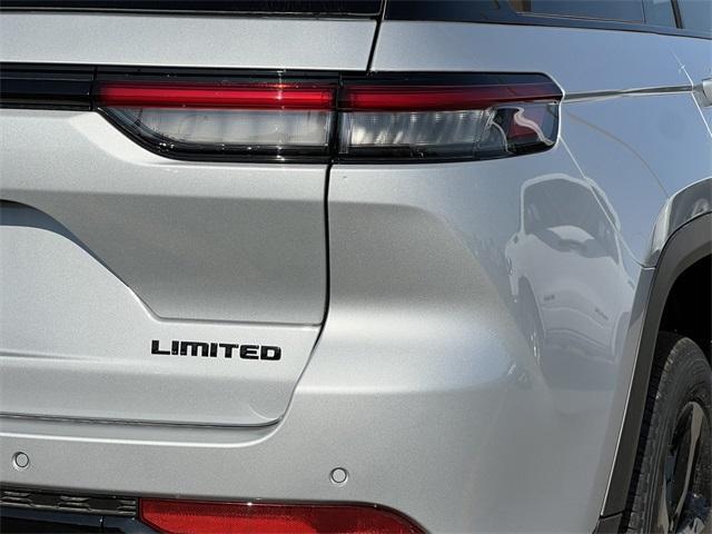 new 2025 Jeep Grand Cherokee car, priced at $45,945