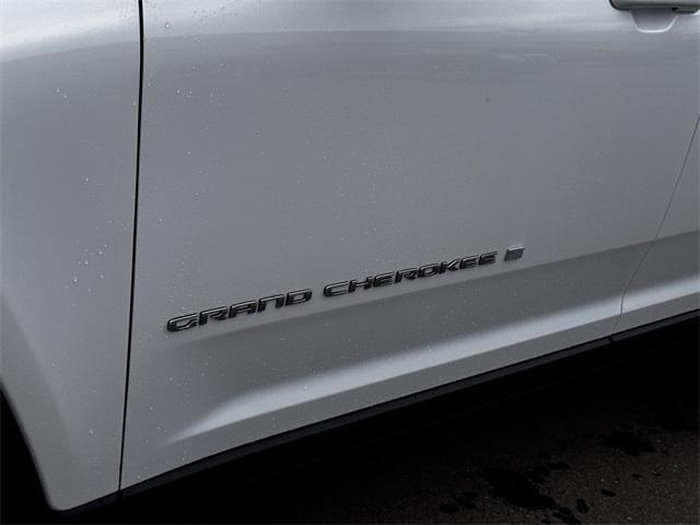 new 2025 Jeep Grand Cherokee car, priced at $43,575