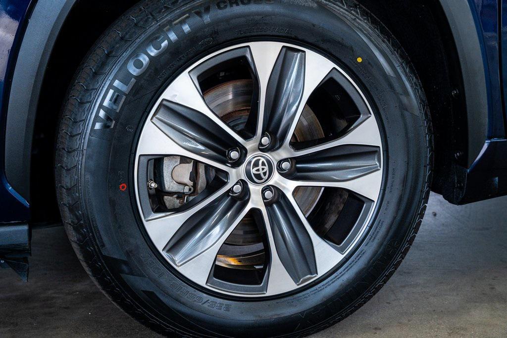 used 2021 Toyota Highlander car, priced at $27,999