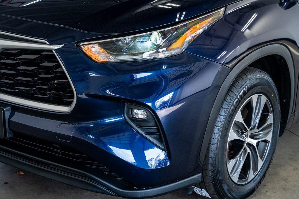 used 2021 Toyota Highlander car, priced at $27,999
