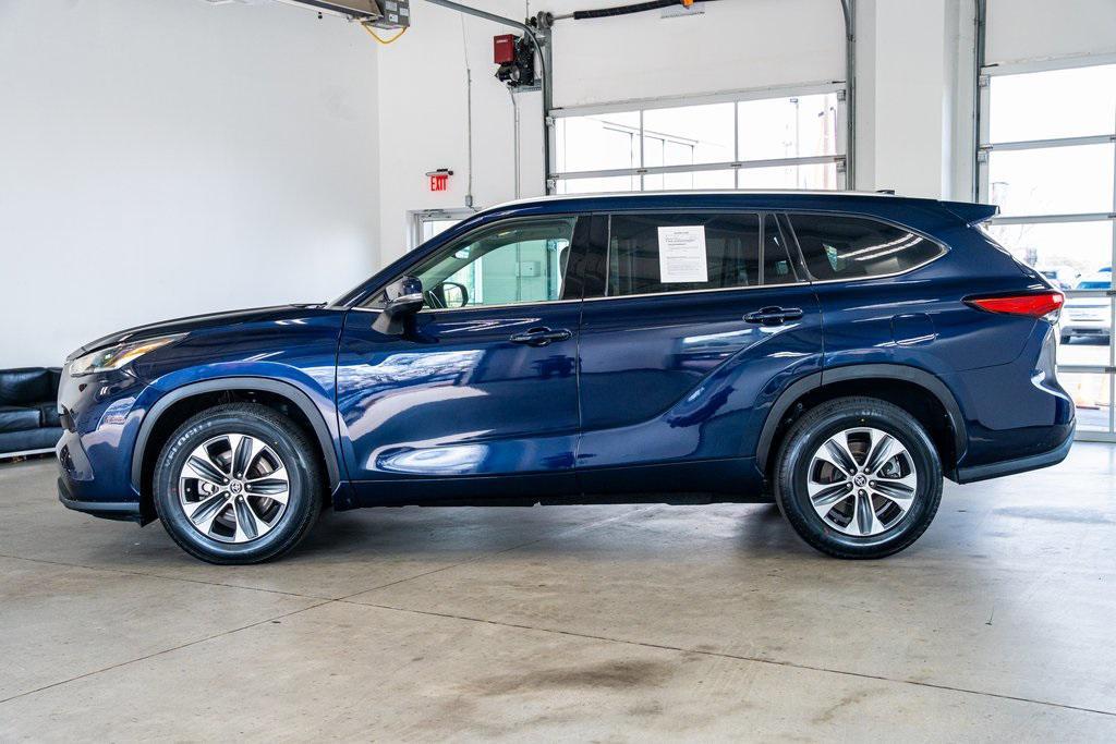 used 2021 Toyota Highlander car, priced at $27,999