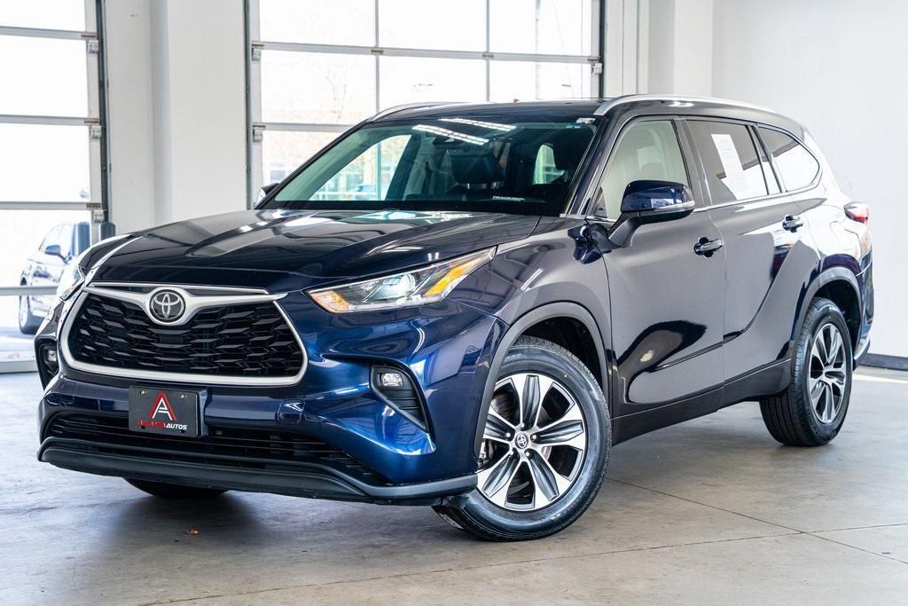 used 2021 Toyota Highlander car, priced at $27,999