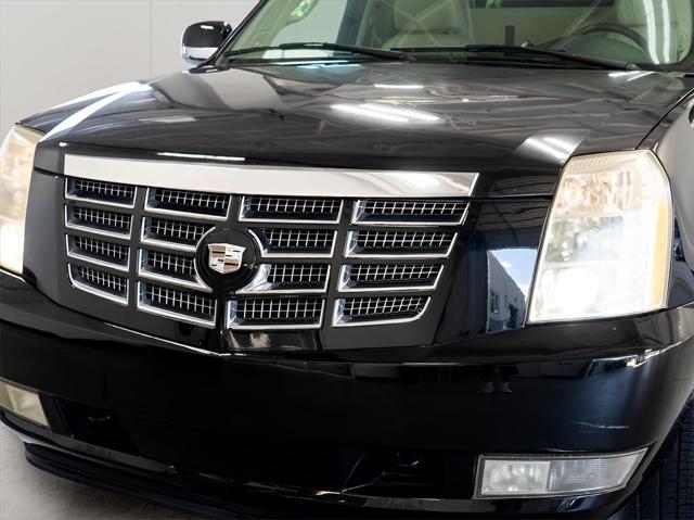 used 2007 Cadillac Escalade ESV car, priced at $14,999