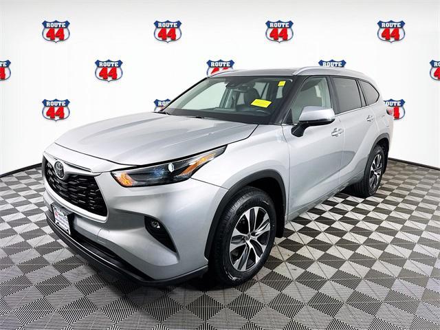 used 2023 Toyota Highlander car, priced at $38,999