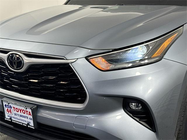 used 2021 Toyota Highlander car, priced at $33,299