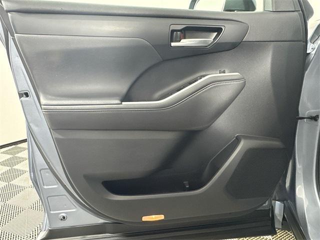 used 2021 Toyota Highlander car, priced at $33,299