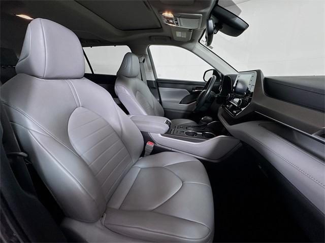 used 2022 Toyota Highlander car, priced at $37,259