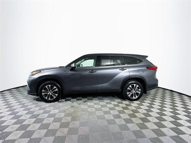 used 2022 Toyota Highlander car, priced at $37,259
