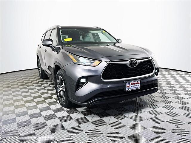 used 2022 Toyota Highlander car, priced at $37,259