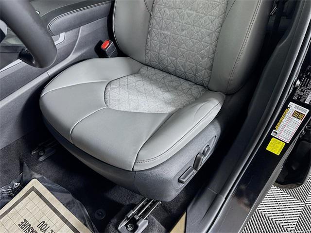 used 2022 Toyota Highlander Hybrid car, priced at $31,499