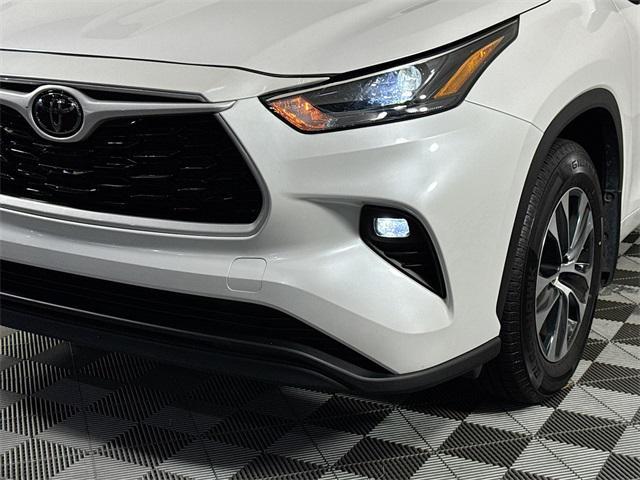 used 2024 Toyota Highlander car, priced at $39,999