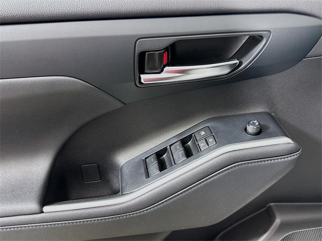 used 2024 Toyota Highlander car, priced at $39,999