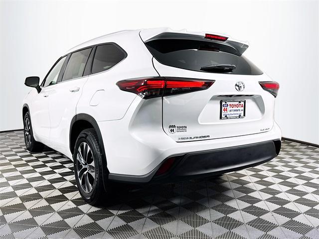 used 2024 Toyota Highlander car, priced at $39,999