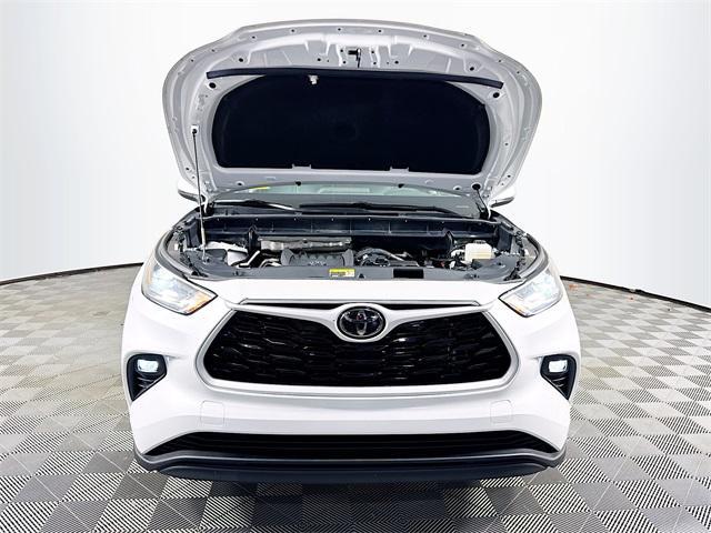 used 2024 Toyota Highlander car, priced at $39,999
