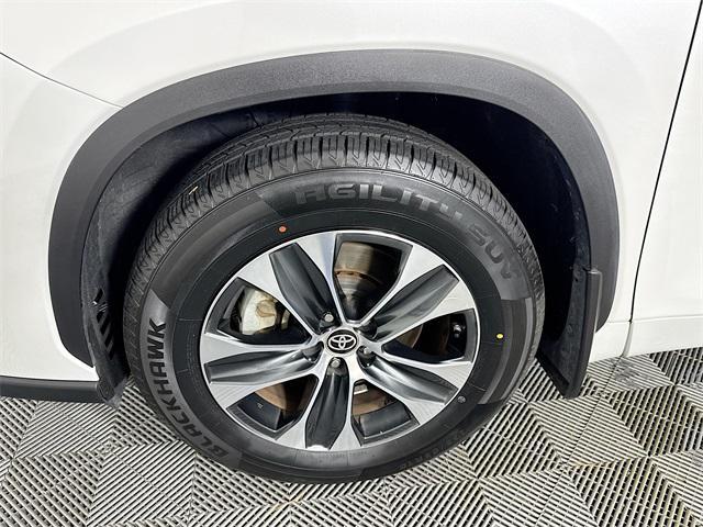 used 2024 Toyota Highlander car, priced at $39,999