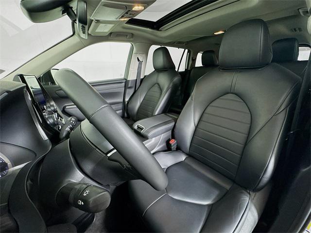 used 2024 Toyota Highlander car, priced at $39,999