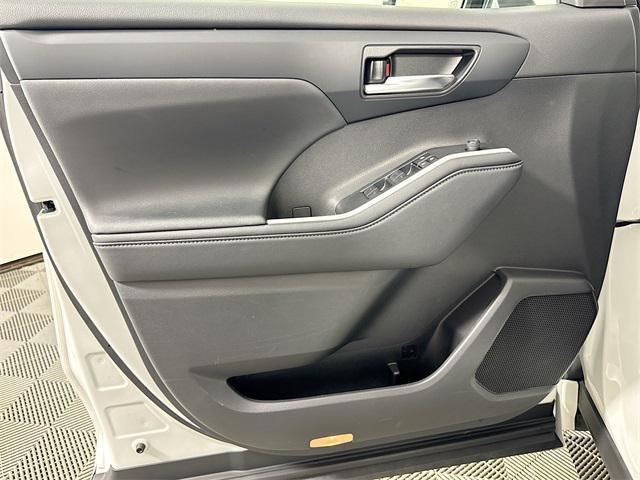 used 2024 Toyota Highlander car, priced at $39,999