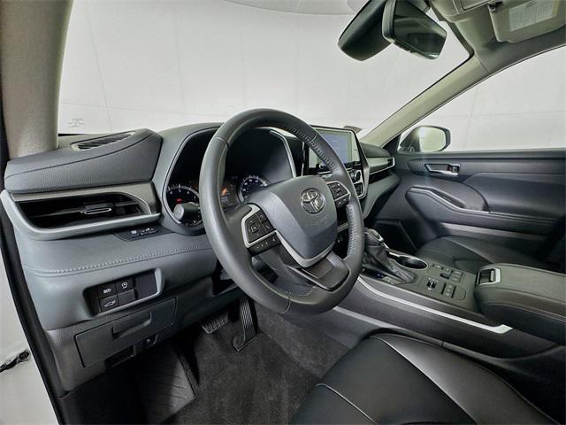 used 2024 Toyota Highlander car, priced at $39,999
