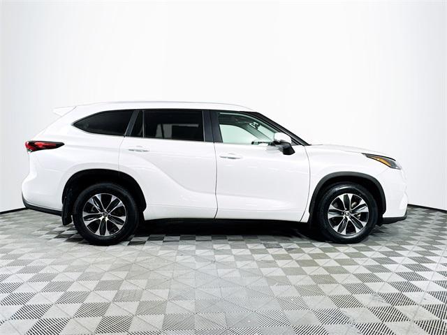 used 2024 Toyota Highlander car, priced at $39,999