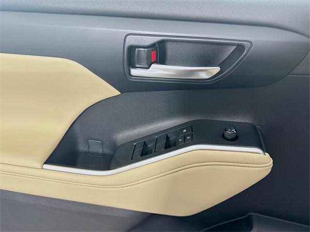 used 2023 Toyota Highlander Hybrid car, priced at $41,399