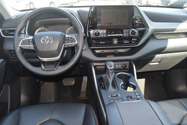 used 2023 Toyota Highlander car, priced at $39,995