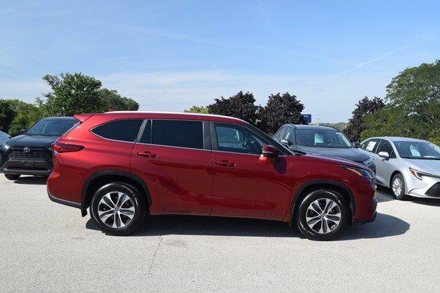 used 2023 Toyota Highlander car, priced at $39,995