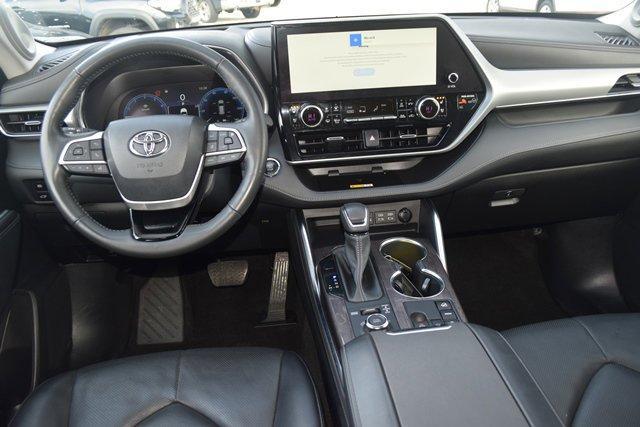 used 2023 Toyota Highlander car, priced at $47,995