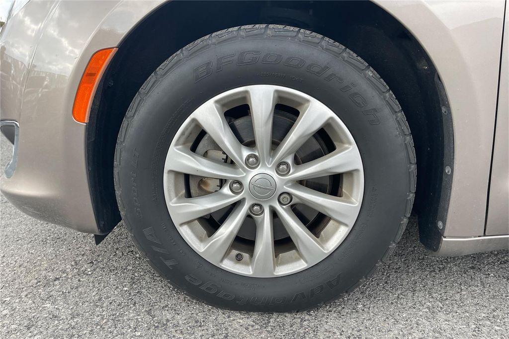 used 2017 Chrysler Pacifica car, priced at $15,500
