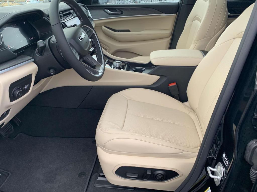 new 2025 Jeep Grand Cherokee car, priced at $49,058