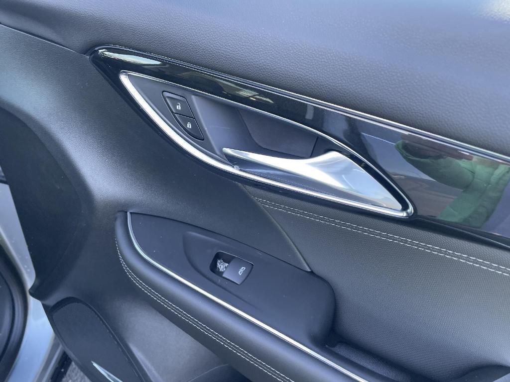 new 2025 Buick Envision car, priced at $36,048