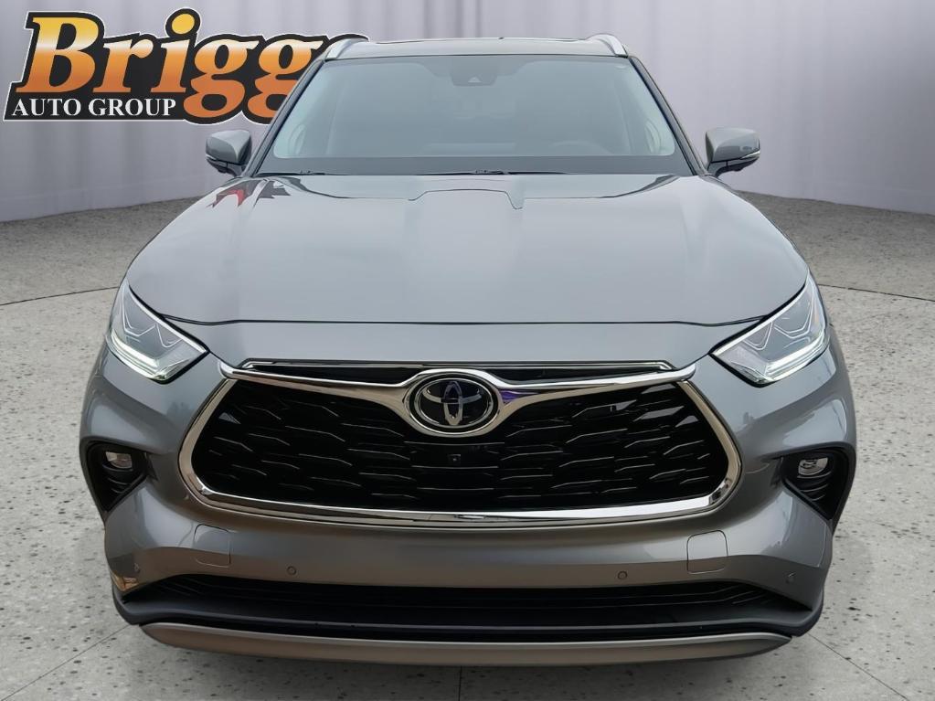 used 2025 Toyota Highlander Hybrid car, priced at $56,995