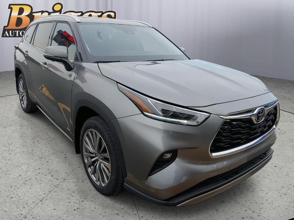 used 2025 Toyota Highlander Hybrid car, priced at $56,995