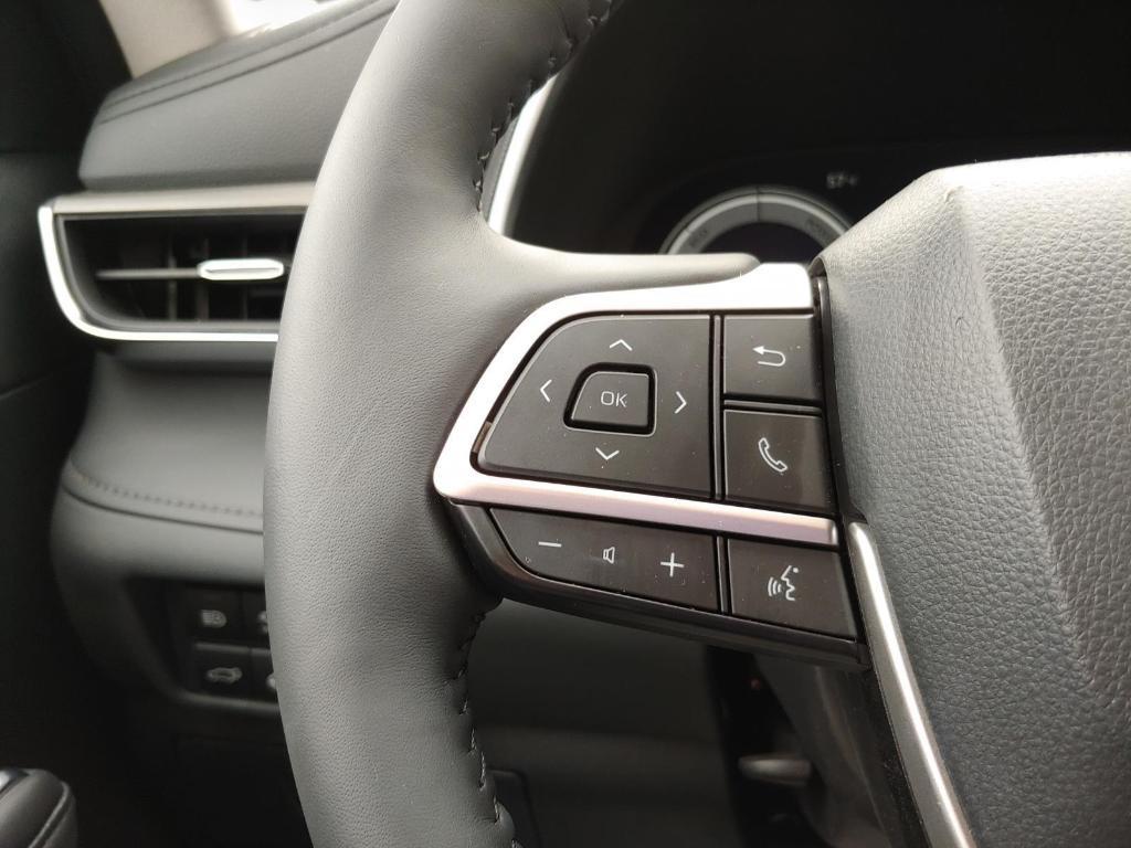 used 2025 Toyota Highlander Hybrid car, priced at $56,995