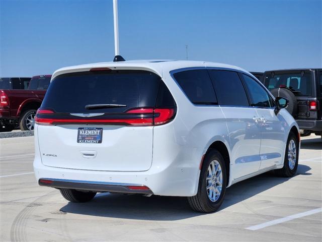 new 2025 Chrysler Pacifica car, priced at $40,106