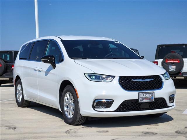 new 2025 Chrysler Pacifica car, priced at $40,106