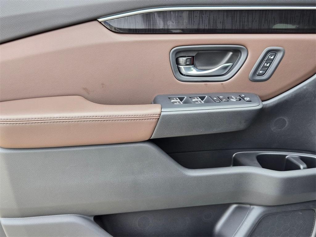 new 2025 Honda Pilot car, priced at $50,323