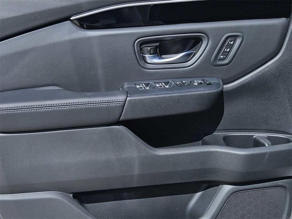 new 2025 Honda Pilot car, priced at $48,003