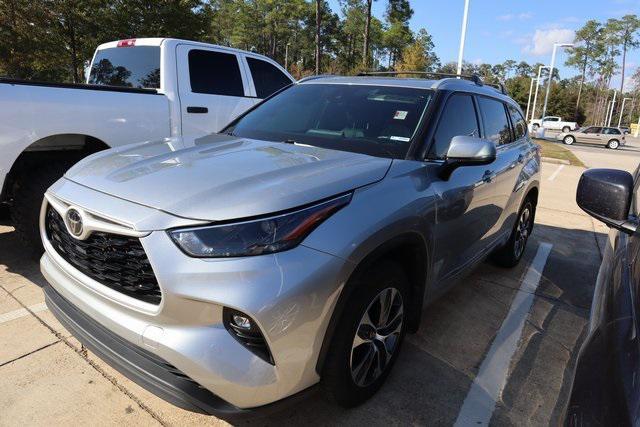 used 2022 Toyota Highlander car, priced at $34,500