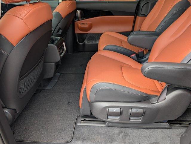 new 2025 Kia Carnival Hybrid car, priced at $52,155