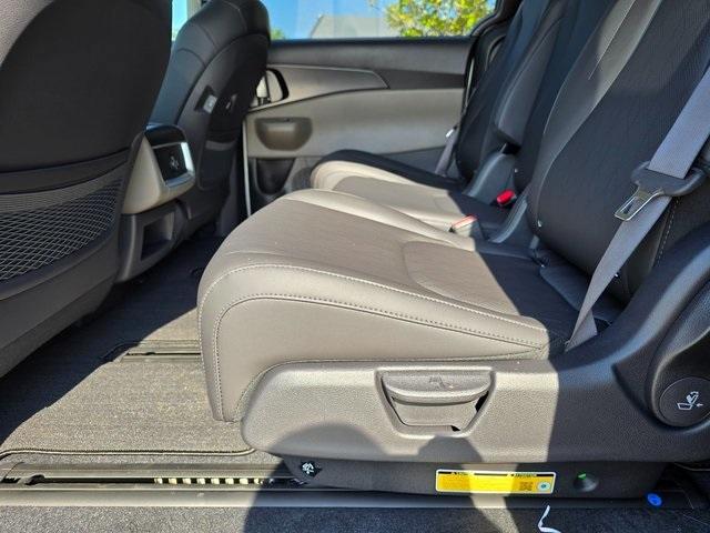 new 2025 Kia Carnival car, priced at $39,335