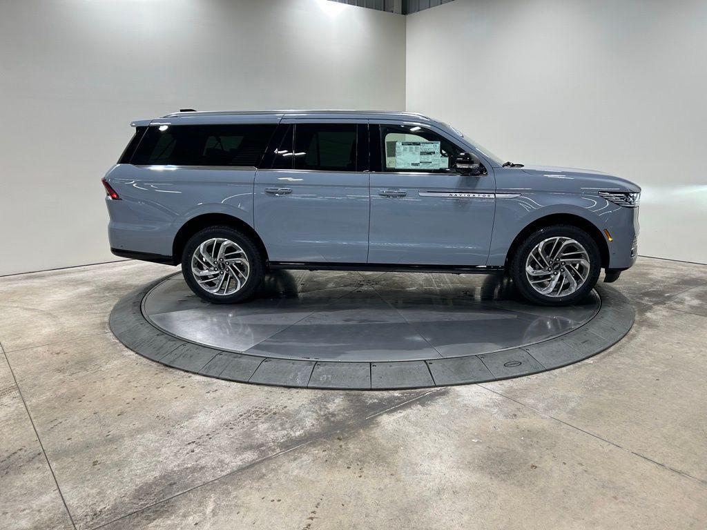 new 2025 Lincoln Navigator car, priced at $105,225