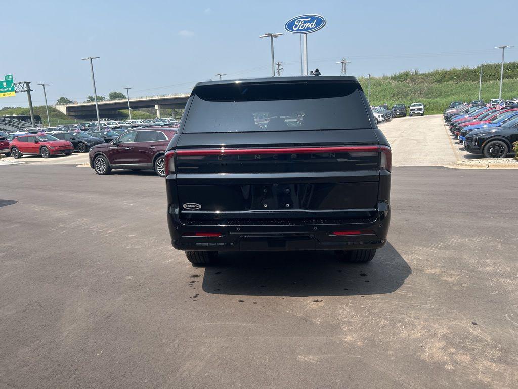 new 2025 Lincoln Navigator car, priced at $123,035