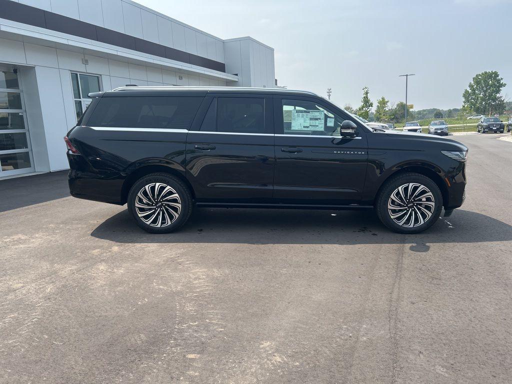 new 2025 Lincoln Navigator car, priced at $123,035