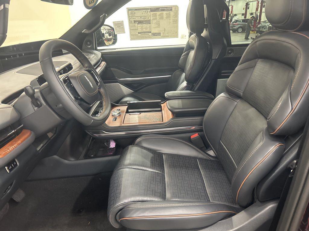 new 2025 Lincoln Navigator car, priced at $123,035
