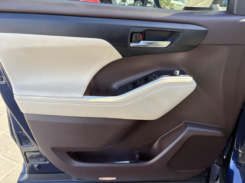 used 2020 Toyota Highlander car, priced at $29,885