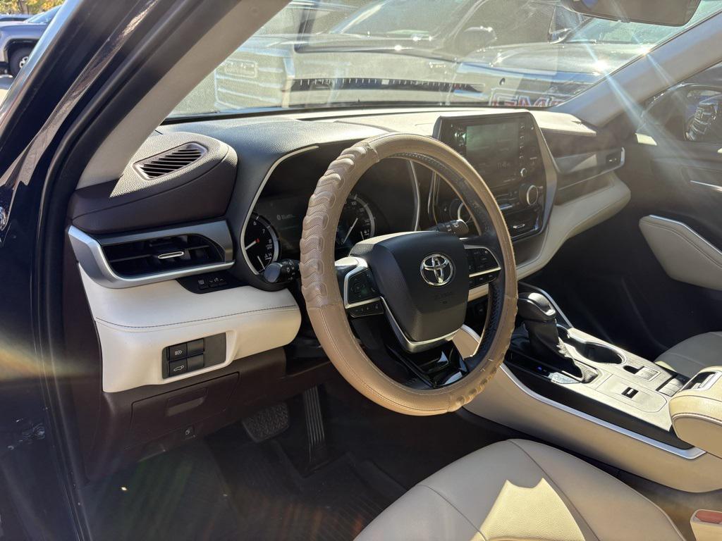 used 2020 Toyota Highlander car, priced at $29,885